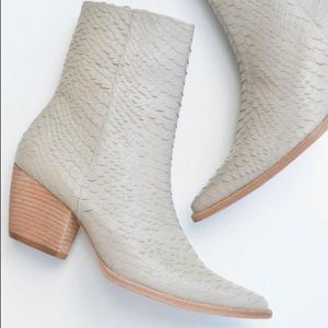 BNWT Matisse Caty Boot in Ivory Snake